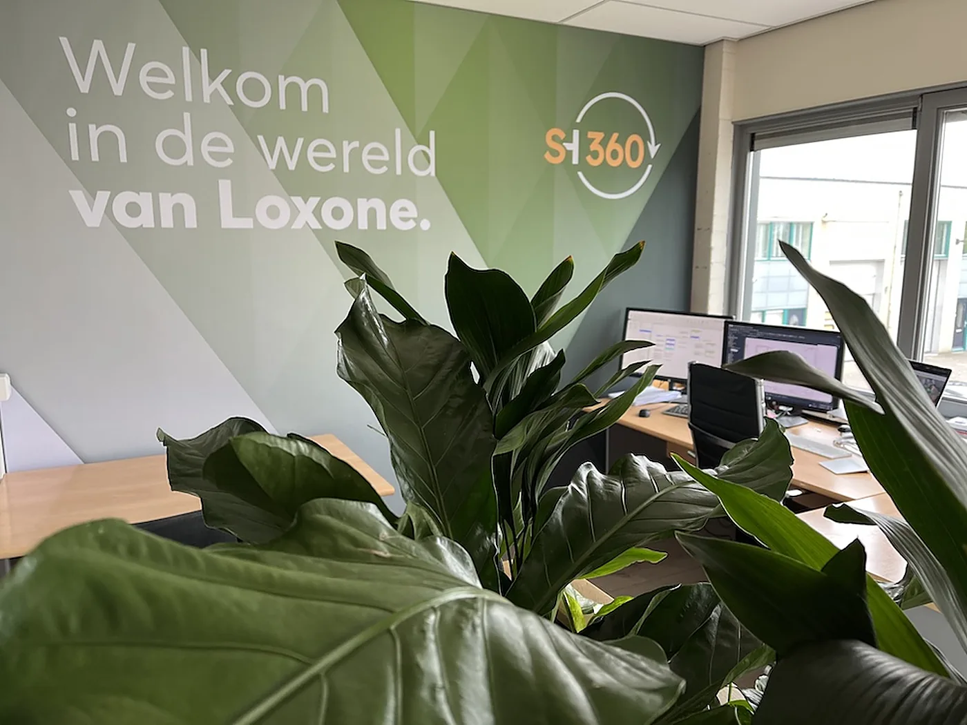 Entree van de demowoning met de tekst Welkom in de wereld van Loxone